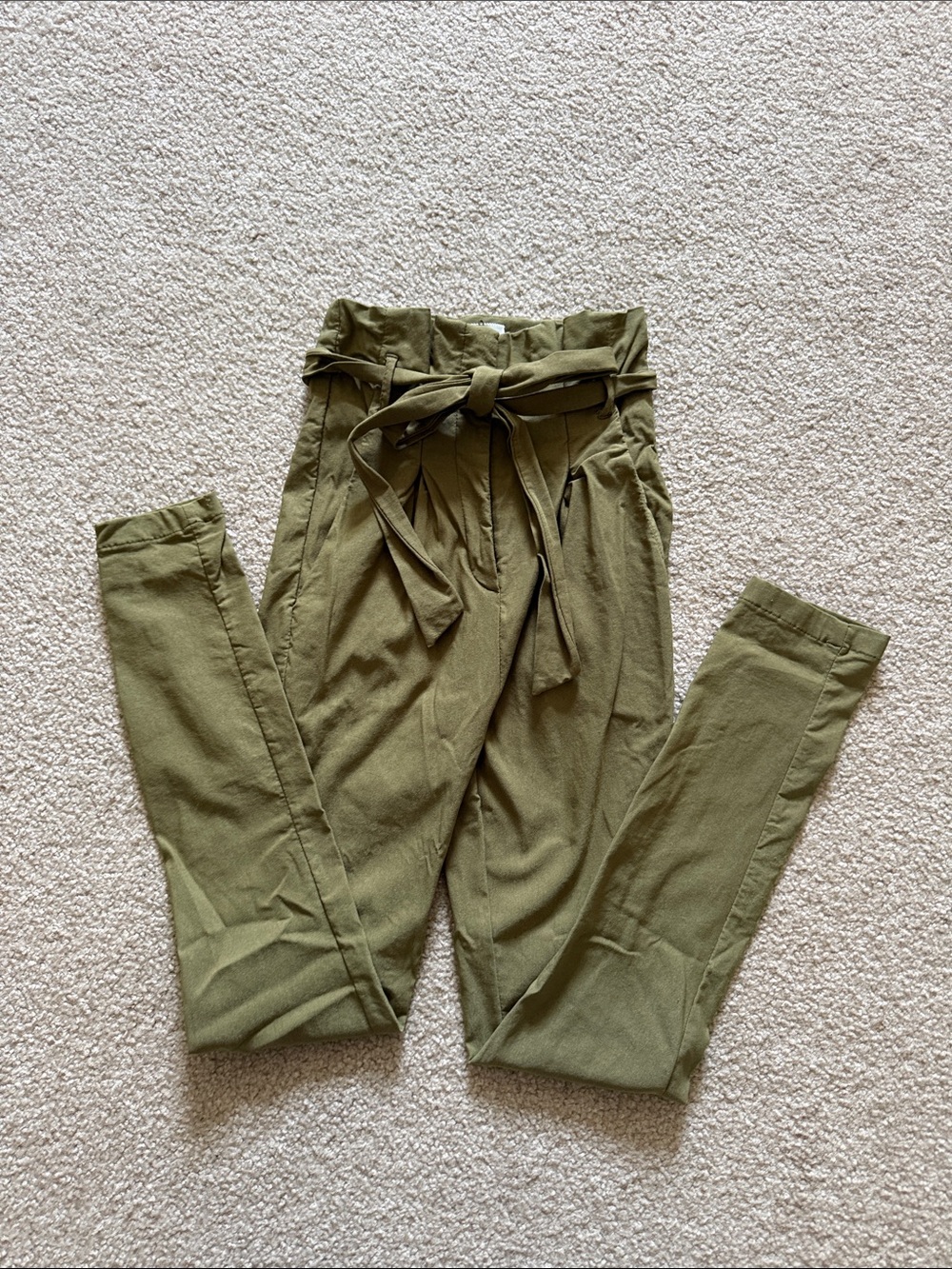 🚨 Price Drop 🚨 NWOT High-Rise Paperbag Tie-Waist Pants - Olive
